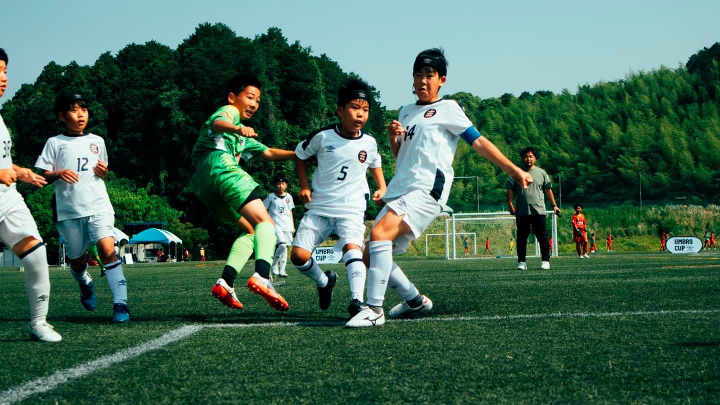 UMBRO CUP で競り合うジュニア選手たち